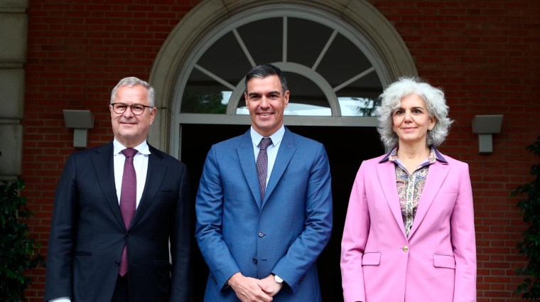 El CEO de de A.P. Moller-Maersk, Soren Skou, con el presidente del Gobierno, Pedro Sánchez, y Amparo Moraleda, miembro del Consejo de Dirección de A.P. Moller-Maersk, este jueves en el Palacio de La Moncloa.