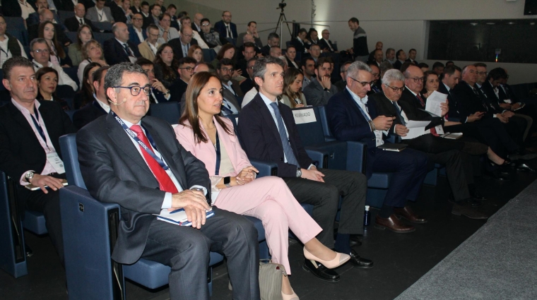 Desde la izquierda: Carmelo González, presidente del CNTC; María Tena, directora de Logística y Transporte de AECOC; Jaime Moreno, director general de Transporte Terrestre del MITMA; Alberto Madariaga, presidente del Comité de Logística de AECOC; y José María Bonmatí, director general de AECOC, durante la intervención de la secretaria general de Transporte y Movilidad del MITMA, Mª José Rallo. Foto B.C.