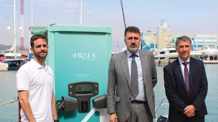 Pedro Companys, responsable de Aqua superPower en España; LLuís Salvadó, presidente de Port de Barcelona y Alberto García, director de Marina Vela Barcelona. Foto: J.P.