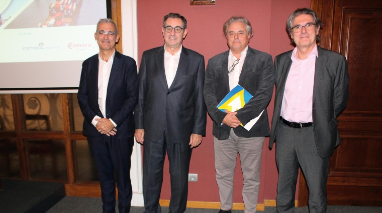 Desde la izquierda, Jordi Espín, secretario general de Transprime; Carmelo González, presidente del CNTC y de FETRAZ; Enric Ticó, presidente de FETEIA-OLTRA; y Albert Oñate, general manager de Cosco Shipping Lines Spain, durante el 20 aniversario de ATEIA-Aragón, celebrado el jueves en Zaragoza. Foto B.C.