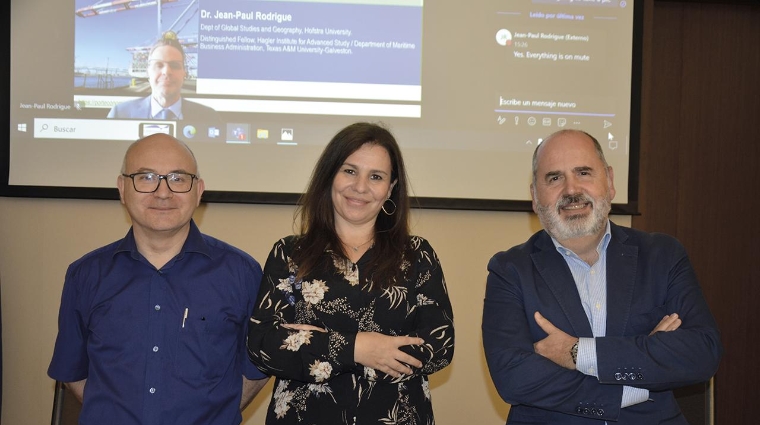 Vicente Pallardó, director de la Cátedra Valenciaport de Economía Portuaria de la Universitat de València; Amparo Mestre, directora de Inteligencia de Mercado de la Fundación Valenciaport; y Juan Manuel Díez, jefe de Planificación Estratégica e Innovación de la Autoridad Portuaria de Valencia. Foto: Raúl Tárrega.