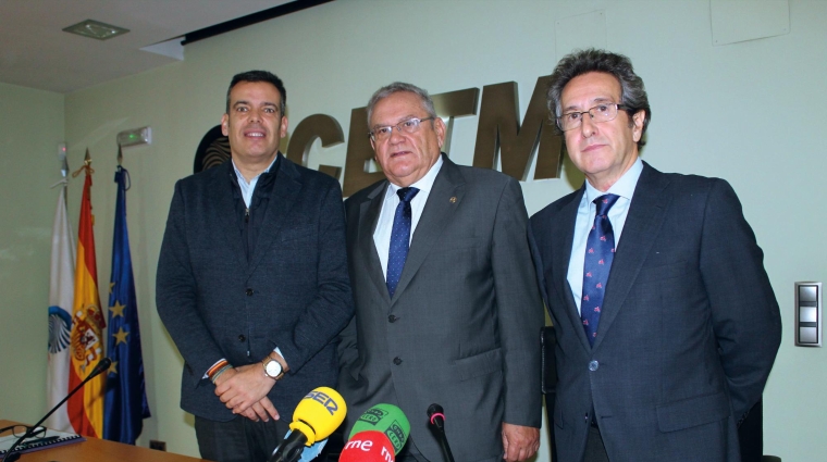 Desde la izquierda: Dulsé Díaz, secretario general adjunto; Ovidio de la Roza, presidente, y José María Quijano, secretario general, de CETM, ayer al término de la rueda de prensa en la sede de la organización. Foto B.C.