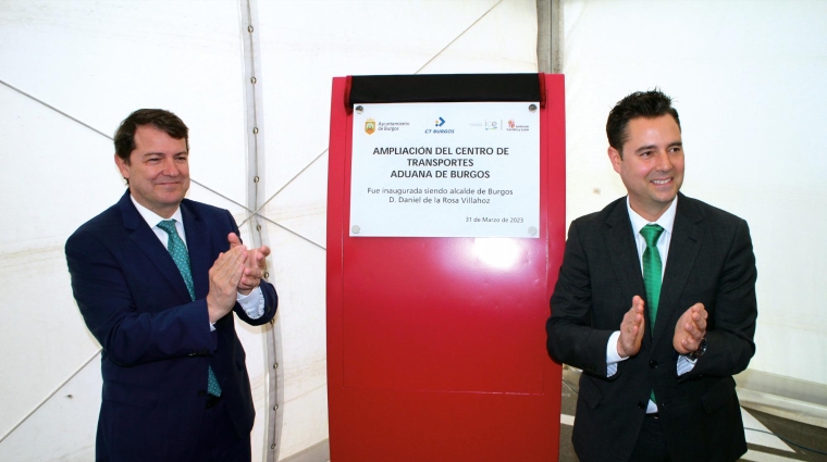 Alfonso Fernández Mañueco, presidente de la Junta de Castilla y León, y Daniel de la Rosa, alcalde de Burgos, tras descorrer la placa conmemorativa. Foto M.J.