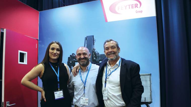 Donna Krasniqi, de Feyter Forklift Services (Holanda), Lorenzo Herrero y Alfonso Mosquera, ambos sales managers de Feyter Iberia y de Terberg Tractores Iberia. Foto J.P.