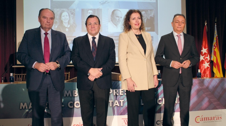 De izquierda a derecha, José Vicente Morata, presidente de la Cámara de Valencia; Antonio Arias, miembro de la Junta Directiva de AVE; Asunción Martínez, vicepresidenta de Conexus; y Salvador Navarro, presidente de la CEV. Foto M.J.