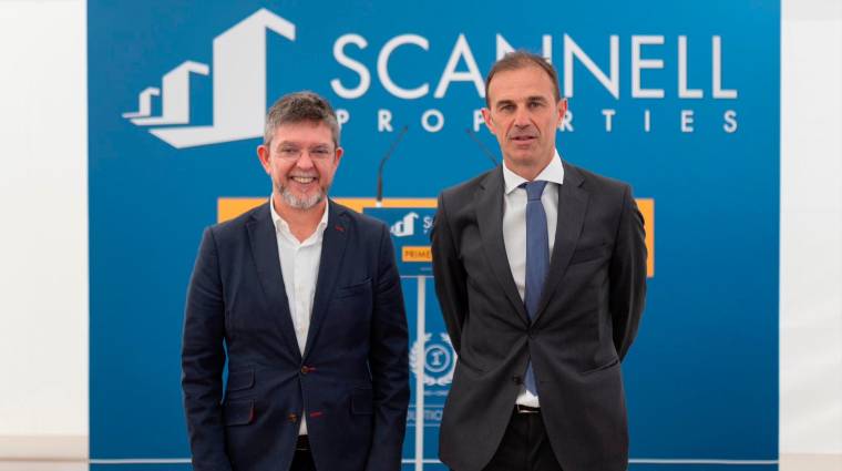 Javier Inchauspe, director general de Scannell Properties en España, junto a José Antonio Montero Domínguez, alcalde de Montornés del Vallés.