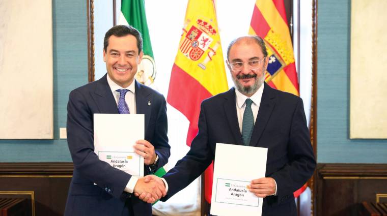Los presidentes de Aragón, Javier lambán, y de Andalucía, Juan Manuel Morenop, tras la firma del convenio el 6 de octubre para impulsar la autopista ferroviaria.