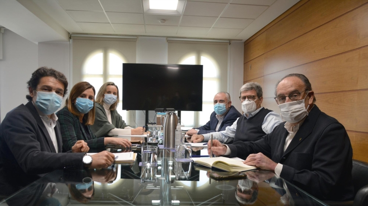 Una representación del PP de la ciudad de Valencia se ha reunido con miembros del equipo directivo de la Autoridad Portuaria de Valencia. A la izquierda: Carlos Mundina, concejal del PP de la ciudad de Valencia; María José Catalá, portavoz del Grupo Municipal Popular; y Paula Llobet, concejal del PP. A la derecha, Manuel Guerra, subdirector y adjunto a la presidencia de la APV; Aurelio Martínez, presidente de la APV; y Francesc Sánchez, director general de la APV. Foto: Raúl Tárrega.