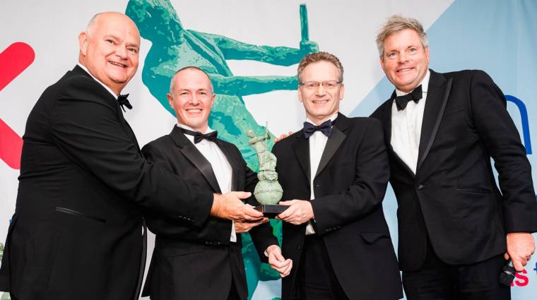Phil Mean y Robert O’Donoghue (en el centro) recogiendo el premio Archie.