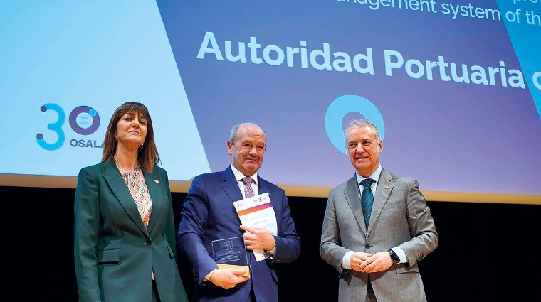 Desde la izquierda: , Idoia Mendia, vicelehendakari y consejera de Trabajo y Empleo del Gobierno Vasco; Ricardo Barkala, presidente de la Autoridad Portuaria de Bilbao; Iñigo Urkullu, lehendakari.