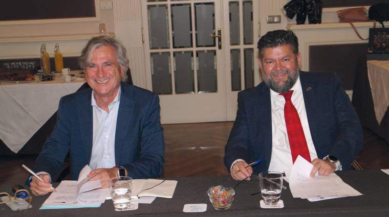 El presidente de Foro MADCargo, Jesús Cuéllar (izquierda), y el presidente de la Federación de Asociaciones Nacionales de Agentes de Carga y Operadores Logísticos Internacionales de América Latina y el Caribe (ALACAT), Moisés Solís, han firmado el protocolo de colaboración.