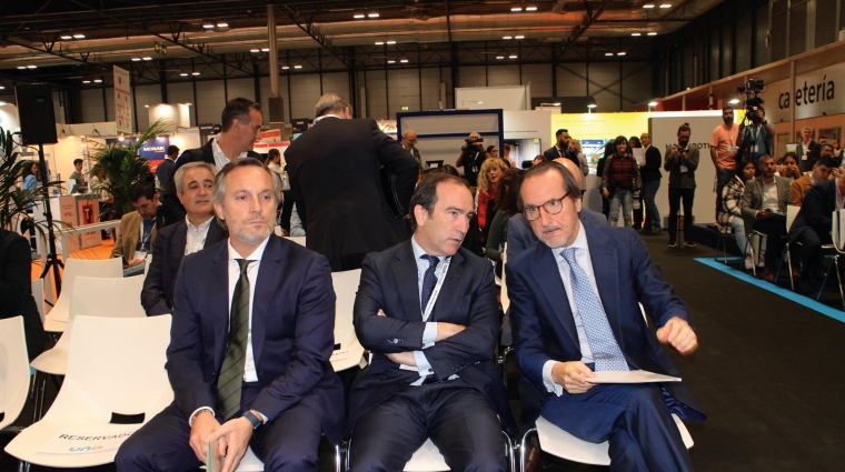 De izquierda a derecha, Óscar Barranco, director general de Easyfairs Iberia; Borja Carabante, delegado de Medio Ambiente y Movilidad del Ayuntamiento de Madrid; y Francisco Aranda, presidente de UNO. Foto M.J.