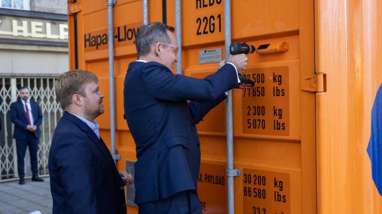 El ministro Federal de Digital y Transporte de Alemania, Volker Wissing, instaló personalmente el dispositivo en un contenedor.