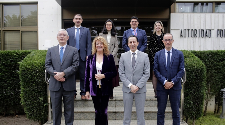 Foto de familia de la APH con los representantes de Portnet, esta mañana en la sede de la AP.