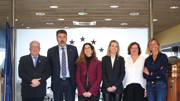 De izquierda a derecha: Eduard Rodés, director de la Escola Europea; Lluis Salvadó, presidente de Port de Barcelona; Concha Palacios, directora Financiera y Responsable de Proyectos; Marta Miquel, directora general de Negocio; Catalina Grimalt Falcó, subdirectora general de Organización y de Recursos Internos y Mireia Ferre, directora de la Oficina Técnica de Sostenibilidad de Port de Barcelona.