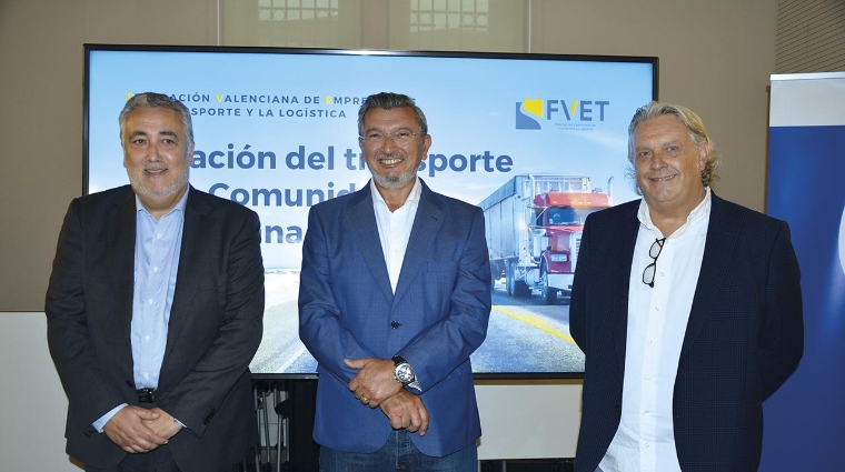 La FVTE ha presentado esta mañana los resultados de su encuesta sobre la situación del transporte en la Comunitat Valenciana. En la imagen: Carlos García, secretario general; Carlos Prades, presidente; y Juan Ortega, vicepresidente. Foto: Raúl Tárrega.