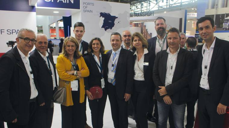 Carmen Amador, General Manager de MPG Logistics (quinta por la izquierda), junto a profesionales de MPG y de Newport. Foto J.P.