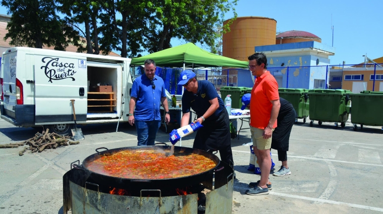 Rafa Simó, presidente de PortCastelló (a la izquierda) y José María Gómez, director (a la derecha), supervisando la preparación de la paella gigante.