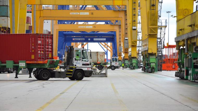 El pasado año, el operador portuario chino movió en España algo más de 3,4 millones de TEUs. Foto: Raúl Tárrega.