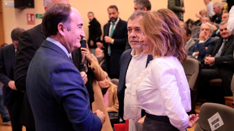 La ministra de Transportes, Raquel Sánchez, conversa con Gerardo Landaluce, presidente del Puerto de Algeciras.