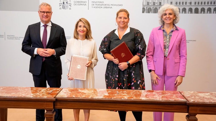 De izquierda a derecha, Soren Skou, CEO de AP Moller-Maersk; Raquel Sánchez, ministra de Transportes; Henriette Halberg Thygesen, consejera delegada de Fleet Strategic Brands de AP Moller-Maersk; y Amparo Moraleda, miembro del Consejo de Dirección de AP Moller-Maersk.