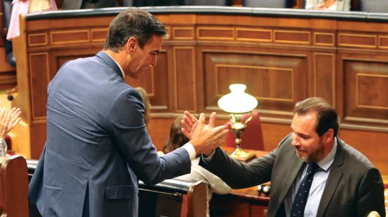Óscar Puente choca la mano de Pedro Sánchez durante el debate de investidura de Alberto Núñez Feijóo.
