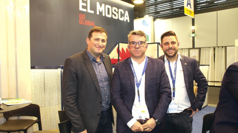 José Antonio Hernández Gómez (centro), director general de El Mosca, y José Poveda (derecha), director de España y Portugal, junto a un cliente durante Fruit Logistica. Foto B.C.