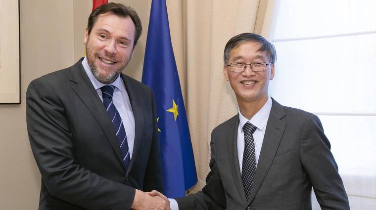 El ministro de Transportes y Movilidad Sostenible, Óscar Puente, junto al embajador de China en España, Yao Jing.