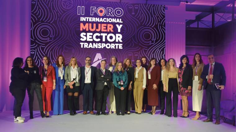 Foto de familia de ponentes y organización del II Foro Internacional Mujer y Sector Transporte. Foto L.D.