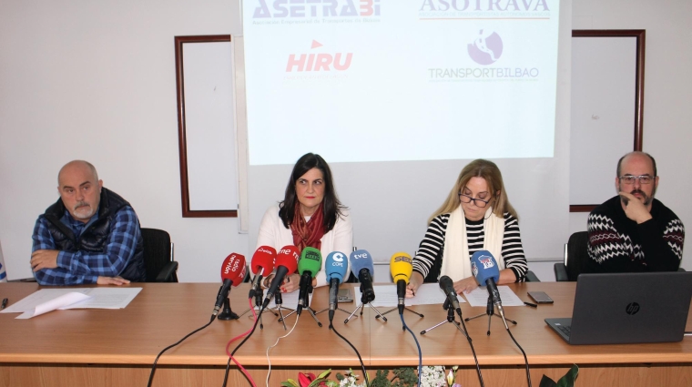 Desde la izquierda: Santiago Sánchez, de TransportBilbao; Sonia García, de Asetrabi; Amaia Martínez, de Asotrava; Alberto Núñez, de Hiru. Foto J.P.