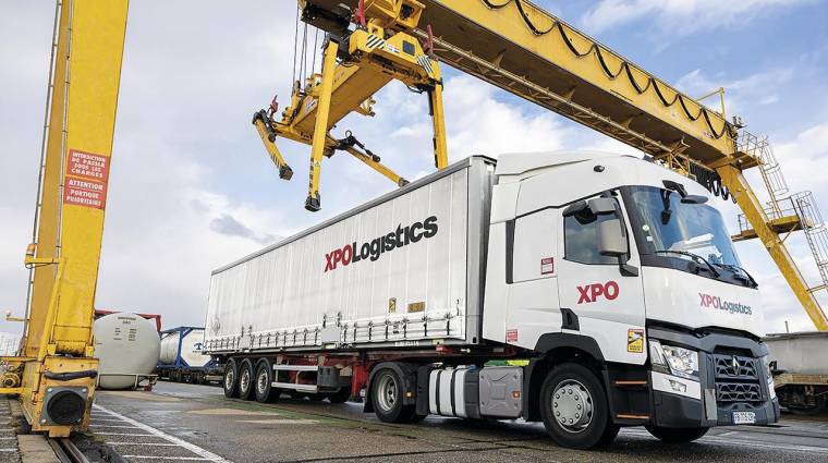 La flota de transporte por carretera de XPO distribuye contenedores de carga desde Mions hasta la terminal ferroviaria de Vénissieux.