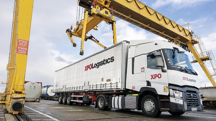 La flota de transporte por carretera de XPO distribuye contenedores de carga desde Mions hasta la terminal ferroviaria de Vénissieux.