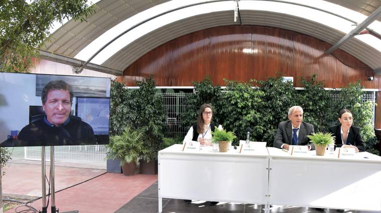 Mario Picazo, meteorólogo y científico (en la pantalla), durante su intervención. En la mesa, de izquierda a derecha, Iris Paradís, Manuel Folgado y Raquel Ortega. Foto R. T.