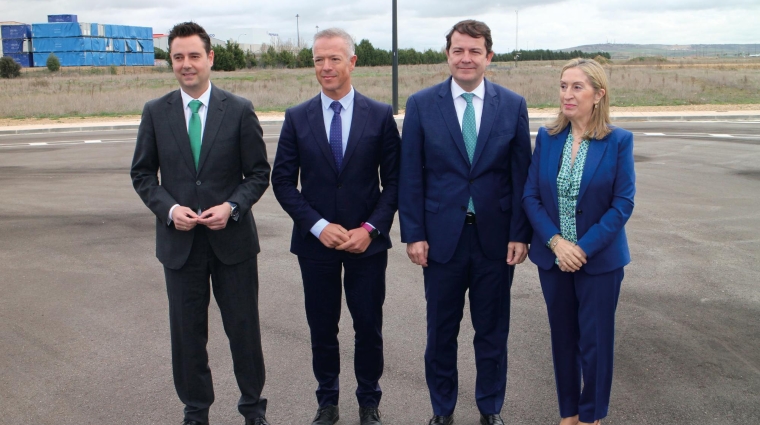 En la imagen superior, de izquierda a derecha, Daniel de la Rosa, alcalde de Burgos; Ander Gil, presidente del Senado; Alfonso Fernández Mañueco, presidente de la Junta de Castilla y León; y Ana Pastor, vicepresidenta 2º del Congreso de los Diputados y ex ministra de Fomento. Foto M.J.