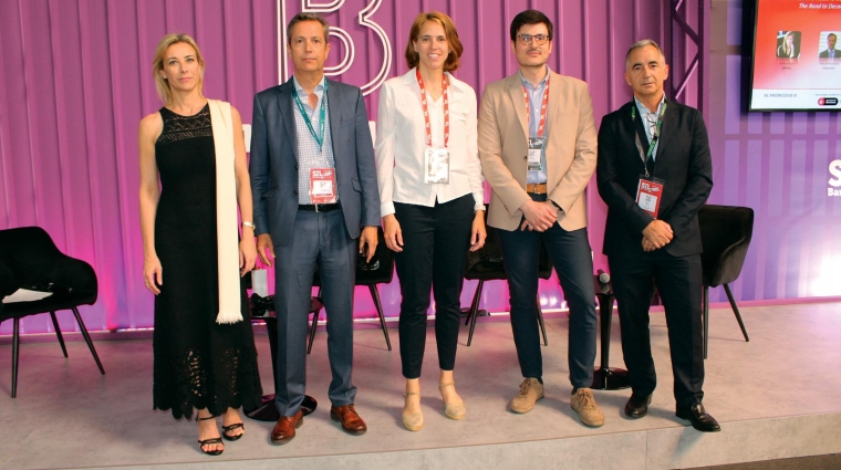 Desde la izquierda: Anna Gener, CEO de Savills Barcelona y moderadora de la mesa; Manuel Hurtado, Leasing &amp; Customer Experience Director de Prologis; Julie Urban, Sustainbility Manager de Seur; Ángel de la Rosa, Supply Chain Manager de Alcampo; y Pere Roca, CEO de Geever, esta mañana al inicio de la mesa de debate. Foto B.C.