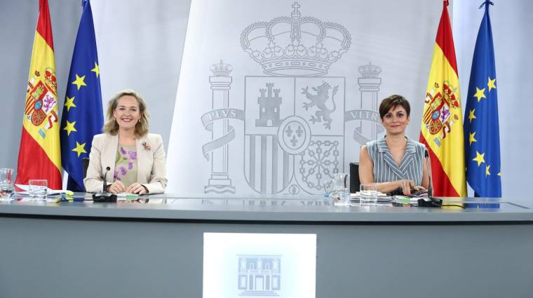 Nadia Calviño, vicepresidenta primera y ministra de Asuntos Económicos y Transformación Digital junto a Isabel Rodríguez, ministra de Política Territorial y Portavoz del Gobierno de España.