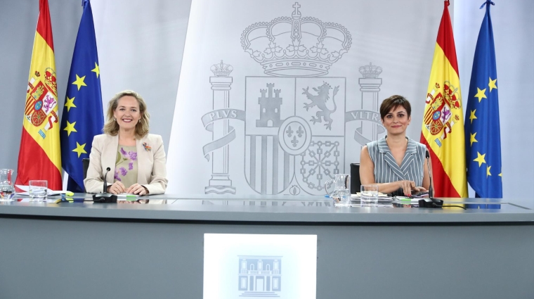 Nadia Calviño, vicepresidenta primera y ministra de Asuntos Económicos y Transformación Digital junto a Isabel Rodríguez, ministra de Política Territorial y Portavoz del Gobierno de España.