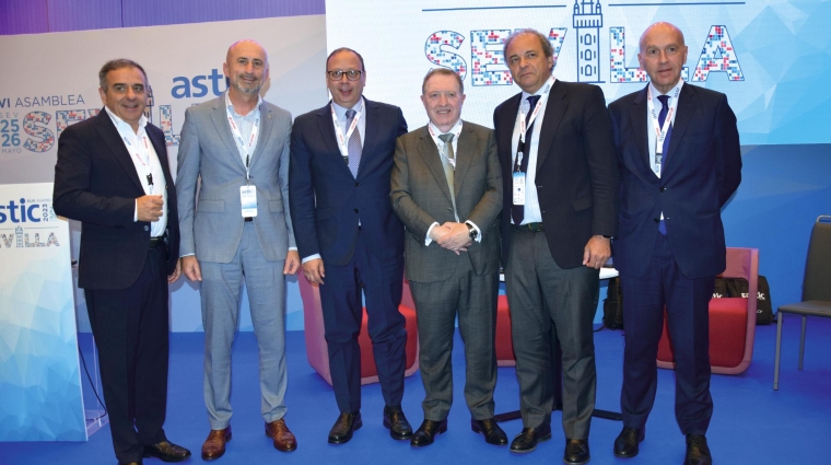 De izquierda a derecha, Ramón Valdivia, vicepresidente ejecutivo de ASTIC; Juan Jesús Sánchez, vicepresidente de Mercancías; Marcos Basante, presidente; Esteban Sánchez, contador; Ignacio Pérez-Carasa, vicepresidente de Viajeros; y Antonio Pérez, tesorero. Foto M.J.