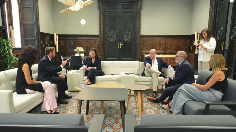 Un momento del encuentro mantenido ayer entre Propeller Valencia y Ayuntamiento de Valencia. Sentados, de izquierda a derecha: Carolina Lorente, vicepresidenta 2ª de Propeller Valencia; Alfredo Soler, presidente de Propeller Valencia; María José Catalá, alcaldesa de Valencia; José Marí, concejal de Grandes Proyectos del Ayuntamiento de Valencia; Antonio Crespo, vicepresidente 1º de Propeller Valencia; y Lorena Ballester, vicepresidenta 3ª.