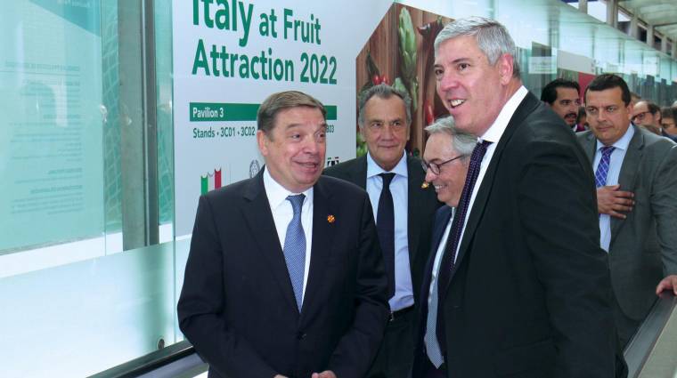El ministro de Agricultura, Lluis Planas (izquierda), y el presidente de Ifema, José Vicente de los Mozos, a su llegada ayer a Fruit Attraction 2022. Foto M.J.