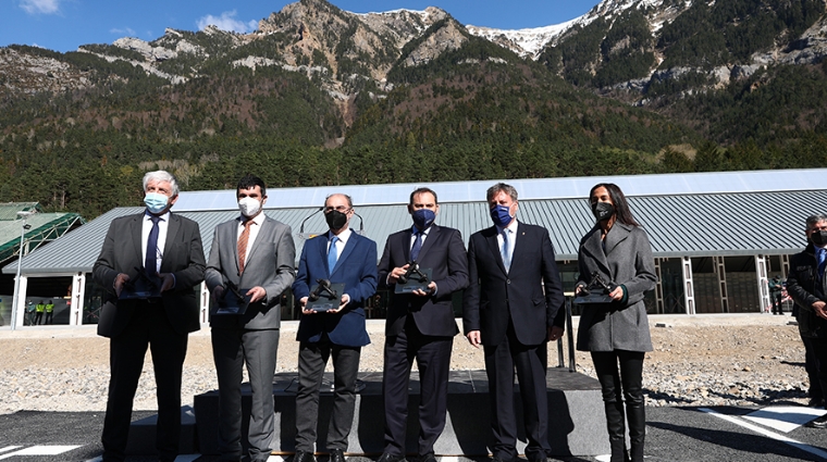 Bernard Uthurry, vicepresidente de la regi&oacute;n de Aquitania; Fernando S&aacute;nchez, alcalde de Canfranc; Javier Lamb&aacute;n, presidente de Arag&oacute;n; Jos&eacute; Lu&iacute;s &Aacute;balos, ministro de Transportes, Movilidad y Agenda Urbana; Jos&eacute; Lu&iacute;s Soro, consejero de Vertebraci&oacute;n del Territorio, Movilidad y Vivienda, e Isabel Pardo de Vera, presidenta de Adif.