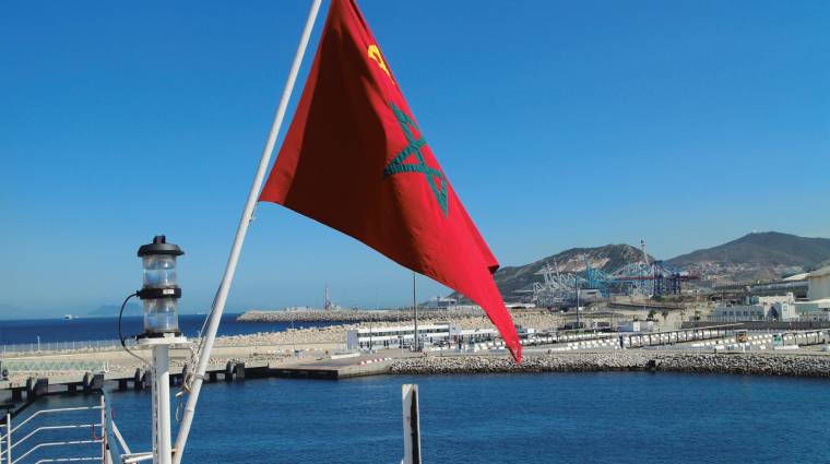 Vista de la terminal ro-ro y de pasajeros de Tanger Med, con la terminal de contenedores TC1 de APM Terminals al fondo, desde un ferri procedente del Puerto de Algeciras. Foto J.P.