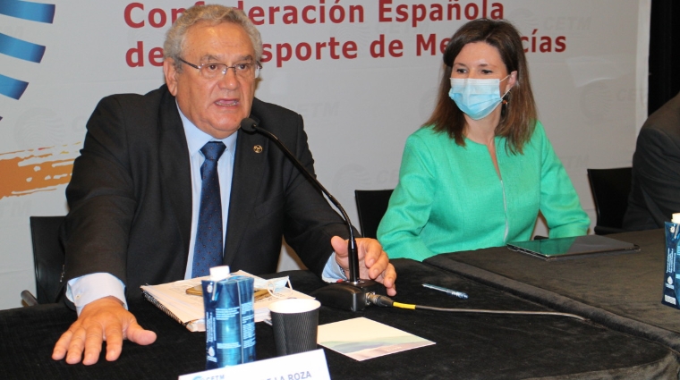 Ovidio de la Roza, presidente de CETM, junto a Mar&iacute;a Jos&eacute; Rallo, secretaria general de Transportes, ayer durante la Asamblea General de la Confederaci&oacute;n. Foto M.J.