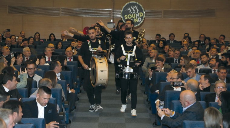 La charanga, símbolo de las Fiestas de la Logística, organizadas cada año por Diario del Puerto, no faltó a la cita del 30 Aniversario, irrumpiendo en la sala en mitad de la Gala, inundándola de espíritu festivo. Fotos Juan José Martínez.