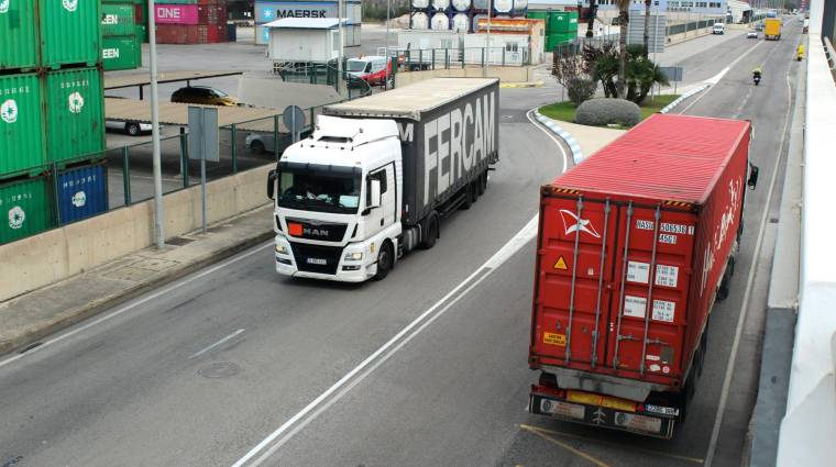 Camiones operando ayer por la mañana en el Port de Barcelona. Foto L. Escrihuela.