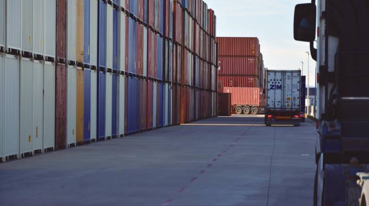Los puertos asiáticos comienzan a tener problemas para encontrar equipo vacío con el que dar salida a sus flujos de exportación. Foto R. T.
