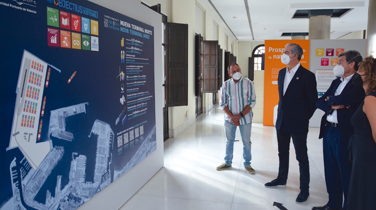 Francisco Prado, presidente de Aportem; Aurelio Mart&iacute;nez, presidente de la APV; y Esther Med&aacute;n, comisaria de la exposici&oacute;n, frente al panel que explica c&oacute;mo la Terminal Norte cumple con seis de los Objetivos de Desarrollo Sostenible de Naciones Unidas. Foto: Ra&uacute;l T&aacute;rrega.