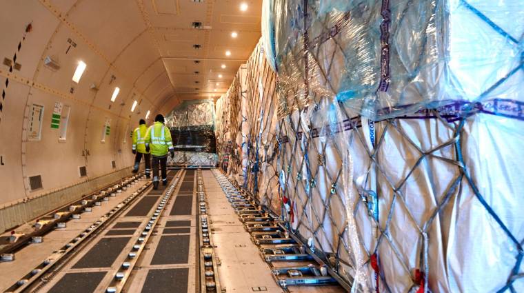 El vuelo chárter de carga semanal proporciona 50 toneladas de capacidad.