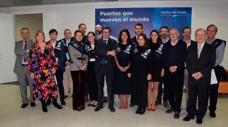 Foto de familia de los egresados de la 12ª edición del máster, con el presidente de Puertos del Estado, Álvaro Rodríguez Dapena; el expresidente, Fernando González Laxe; Nicoletta González Cancela, directora Académica por la Universidad Politécnica de Madrid; y José Manuel Montes Peón, director Académico por la Universidad de Oviedo. Foto B.C.