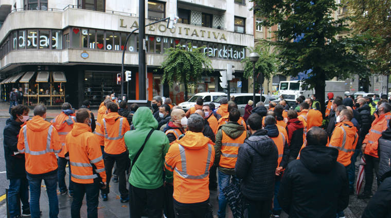 Alrededor de un centenar de estibadores se concentr&oacute; a las 11.00 horas frente a la sede de Randstad en Bilbao. Foto J.P.